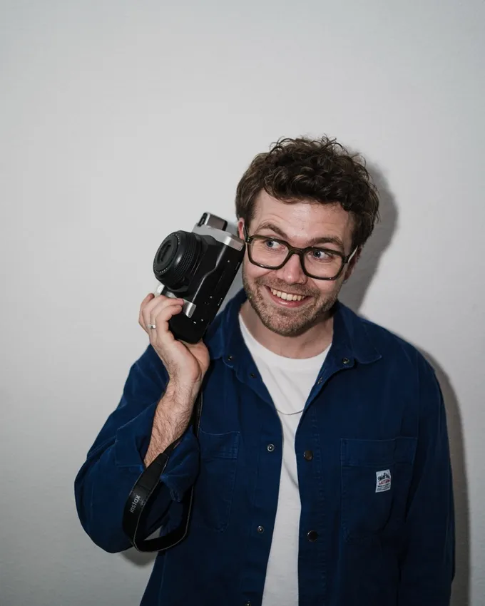 Andor de Jong met camera